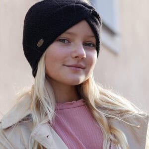 BehMo_laste_peapeal_must https://monabelladisain.ee/wp-content/uploads/2025/10/BehMo_laste_peapeal_must-300x300.jpeg